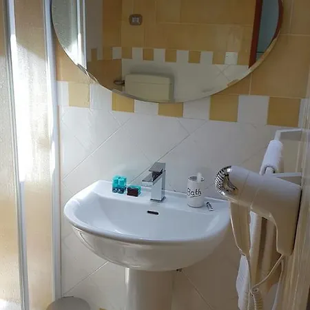 Flori's Bed & Breakfast 3*