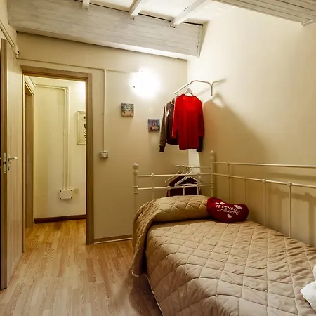 Flori's Bed & Breakfast 3*